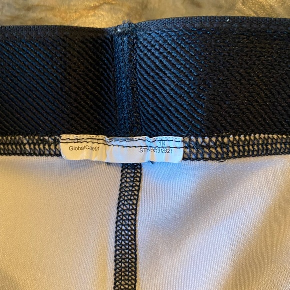 Under Armour exercise shorts, size L - Picture 2 of 3